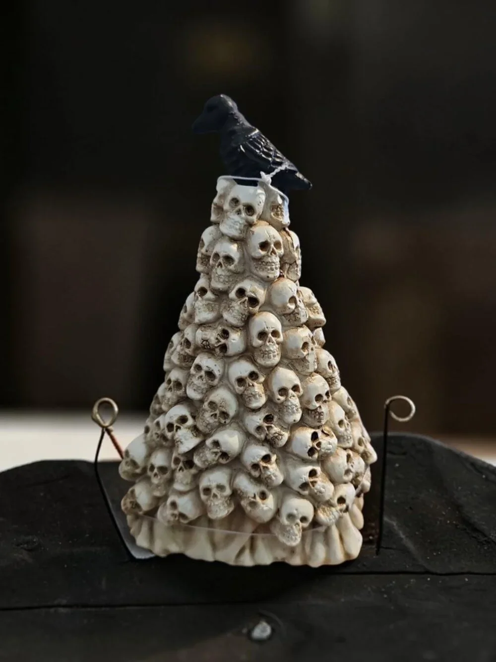 Halloween Skull Tree LED – Stacked Skulls with Crow Figurine – Spooky Gothic Déc